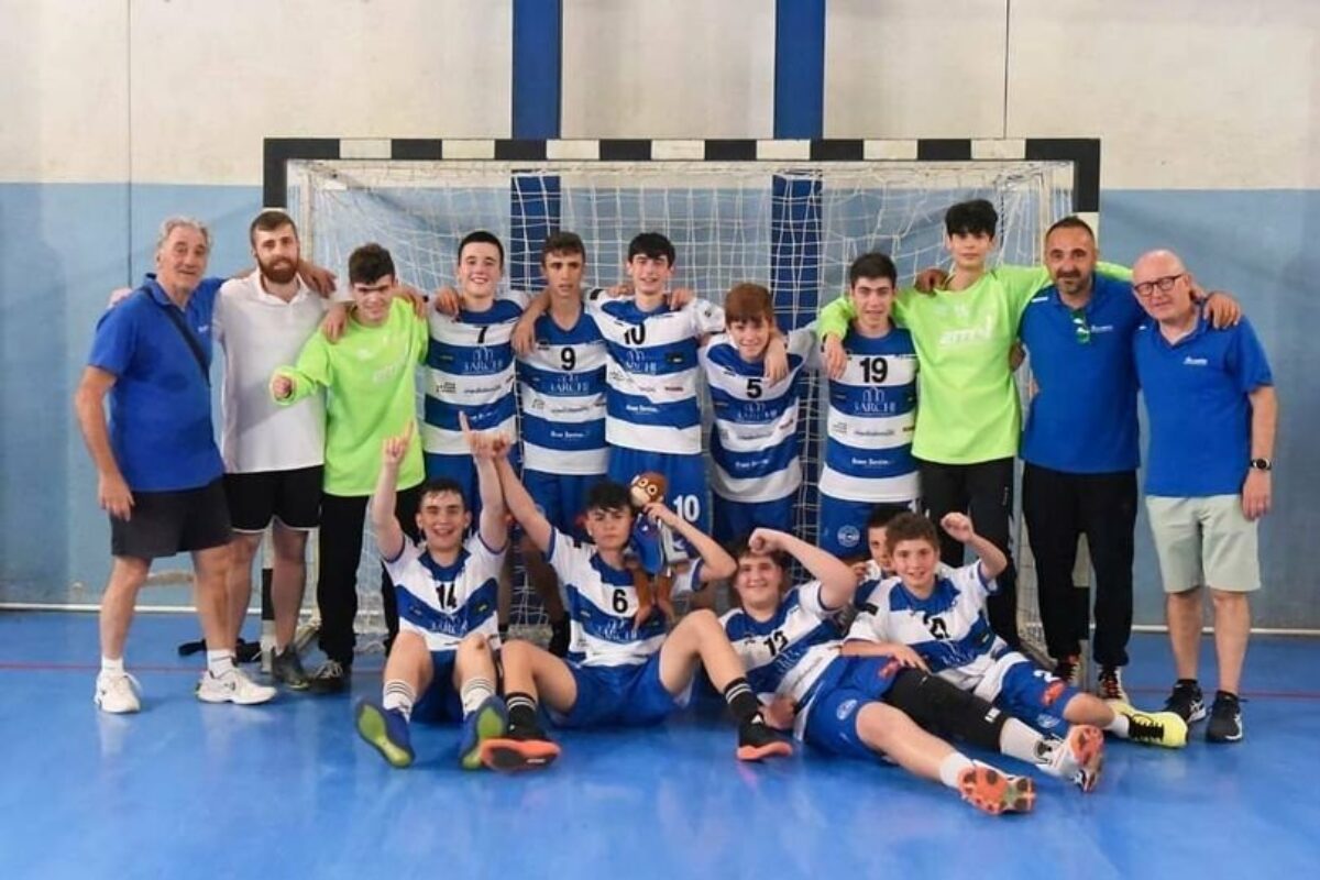 Pallamano: L’Olimpic Massa Marittima a Misano era..a caccia dello Scudetto Under 15 ma viene eliminato (3°) nel Girone; Battuta Aretusa 33-28, ma sconfitti dal Cassano Magnago  29-17. Poi Lugo ci batte di misura 30-27. In campo anche la Tushe Prato e la Fiorentina Handball