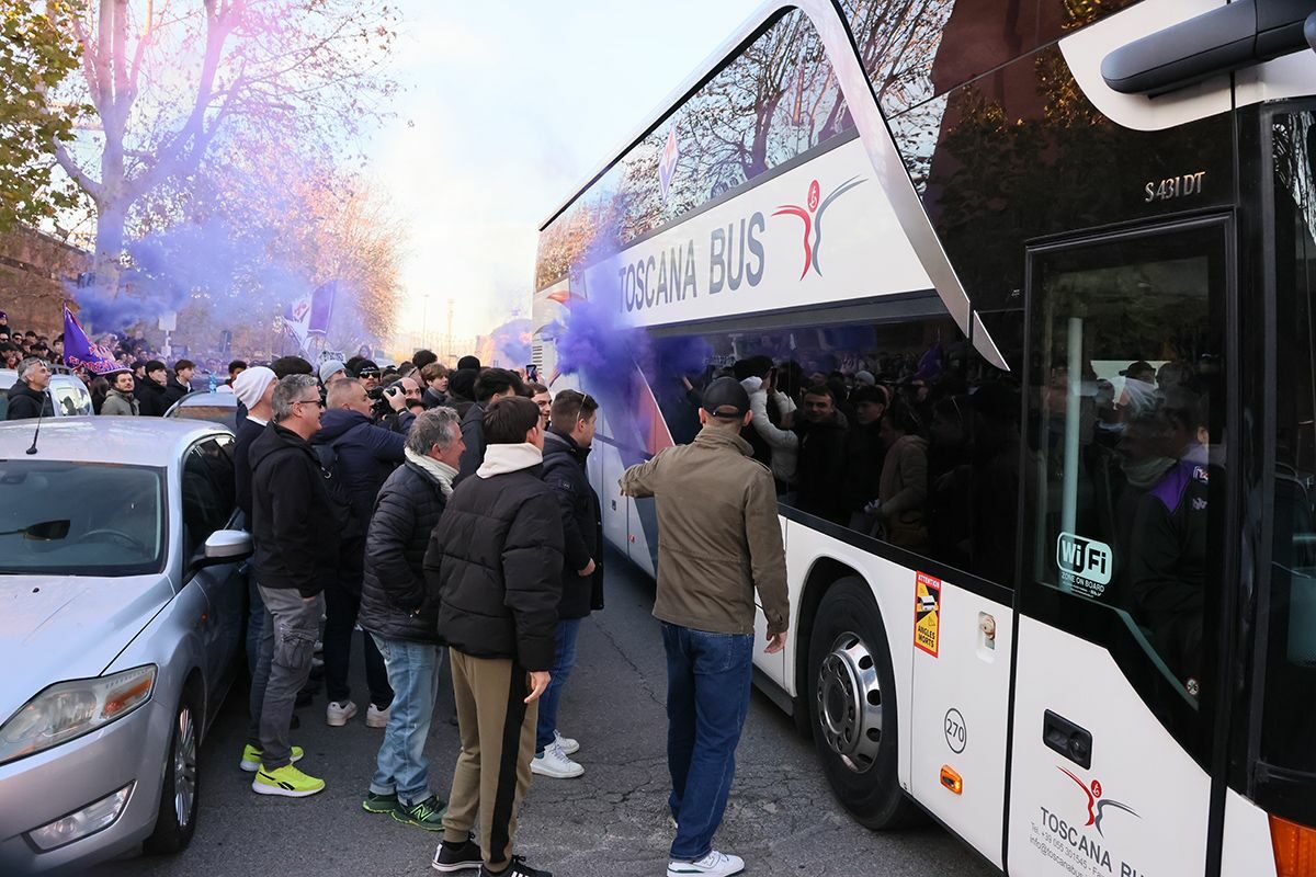 CALCIO- La Fiorentina è partita per Torino accompagnata dai cori dei tifosi viola.